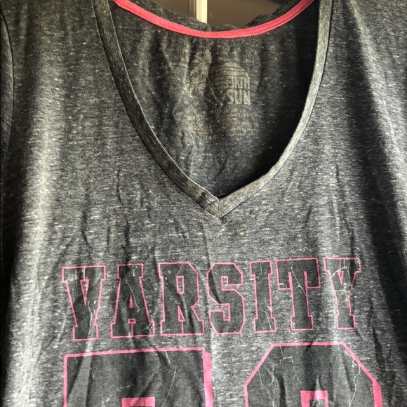 XL Gray and Pink T-Shirt - Picture 3 of 4